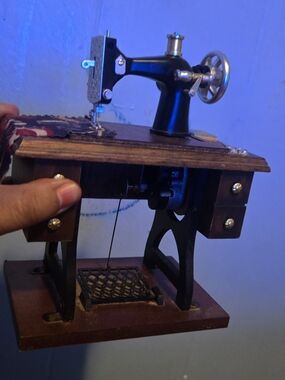 Mini Vintage-Style Sewing musical